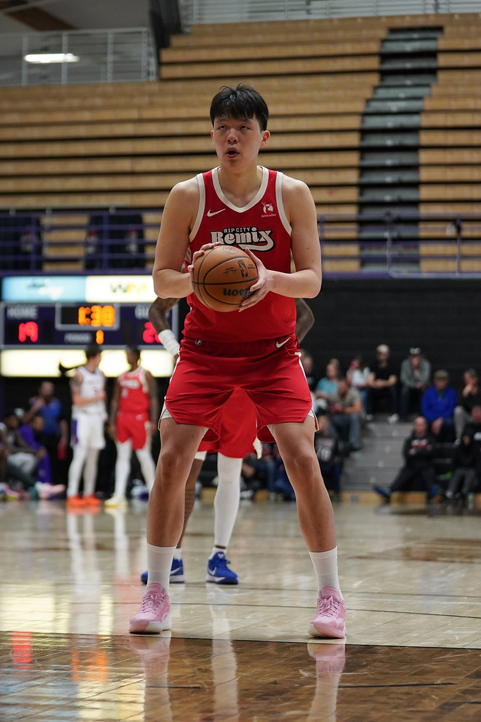 皇冠体育官网-队友极坑，仍砍31+8+3，正负值+13，他确实在稳定进步|杨瀚森|圣迭戈快船|快船|杨翰森|洛杉矶快船队_新浪体育_新浪新闻